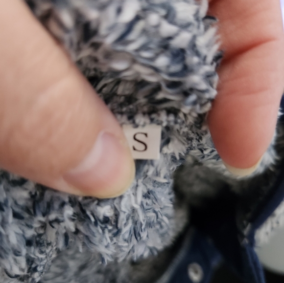 Fuzzy sweater - Picture 4 of 10